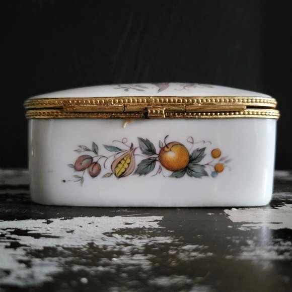 Vintage Limoges France Porcelain Trinket Box / Jewelry Box Birds and Fruit - Picture 3 of 10